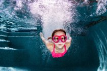 Kleines Mädchen beim Tauchen und Schwimmbad, Nahsicht — Stockfoto
