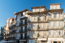 Portugal, Porto, Ornate, alte Mehrfamilienhäuser — Stockfoto
