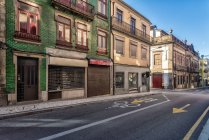 Portogallo, Porto, Via vuota e vecchi edifici — Foto stock