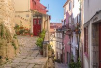 Portugal, Oporto, Callejón estrecho y edificios de apartamentos antiguos - foto de stock