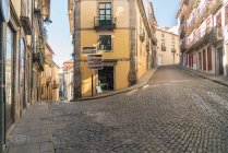 Portogallo, Porto, vicolo di ciottoli e vecchi condomini — Foto stock
