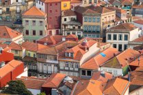 Португалия, Порту, Высокий угол зрения старых таунхаусов с оранжевыми крышами — стоковое фото