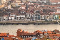 Portogallo, Porto, Vista ad angolo alto del fiume Douro e delle vecchie case di città — Foto stock
