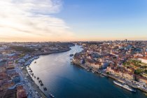 Португалия, Порту, вид с воздуха на город и реку Доуро — стоковое фото
