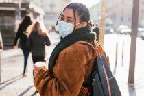 Italien: Frau mit Gesichtsmaske blickt auf der Straße in die Kamera — Stockfoto