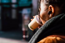 Italien, Nahaufnahme einer jungen Frau, die im Freien aus Einwegbechern trinkt — Stockfoto