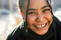 Италия, Портрет улыбающейся молодой женщины на улице — стоковое фото