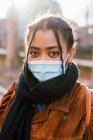 Italia, Retrato de una joven con máscara facial al aire libre - foto de stock