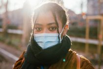 Italien, Porträt einer jungen Frau mit Mundschutz im Freien — Stockfoto