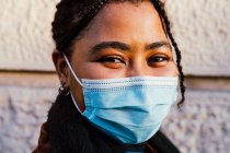 Italien, Porträt einer jungen Frau mit Mundschutz im Freien — Stockfoto
