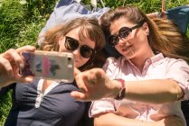 Deux femmes prenant selfie — Photo de stock