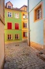 Німеччина, Баварія, Бамберг, барвисті таунгаузи на брукованій вулиці — стокове фото