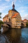 Німеччина, Баварія, Бамберг, Стародавня ратуша на річці Бамберг. — стокове фото
