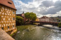 Німеччина, Баварія, Бамберг, Стародавня ратуша на річці Бамберг. — стокове фото