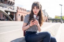 Germania, Berlino, Giovane donna che utilizza il telefono in strada — Foto stock