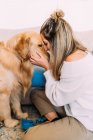 Italia, Joven mujer abrazando perro - foto de stock