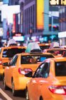 EUA, NY, Nova York, Fila de táxis amarelos em Times Square — Fotografia de Stock