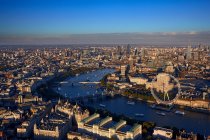 Reino Unido, Londres, Southbank, Vista aérea de Londres y el río Támesis - foto de stock