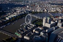 Reino Unido, Londres, Paisaje urbano con London Eye y río Támesis - foto de stock