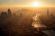 Reino Unido, Londres, Vista aérea da cidade e do rio Tamisa ao pôr do sol — Fotografia de Stock