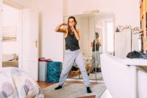 Italia, Giovane donna che fa stretching a casa — Foto stock