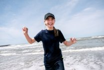 USA, Kalifornien, Ventura, Lächelndes Mädchen am Strand — Stockfoto