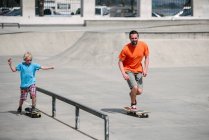 США, Каліфорнія, Вентура, батько і син на скейтборді в скейт-парку — стокове фото