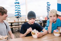 États-Unis, Californie, Ventura, Enfants mangeant de la glace près de la plage — Photo de stock