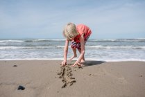 USA, California, Ventura, Ragazzo che gioca sulla spiaggia — Foto stock
