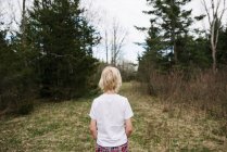 Canadá, Ontario, Kingston, Vista trasera del niño en el bosque - foto de stock