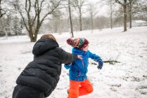 Kanada, Ontario, Zwei Jungen spielen im Schnee — Stockfoto