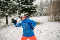 Kanada, Ontario, Junge spielt im Schnee — Stockfoto