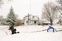 Canada, Ontario, Madre e figlio che giocano nella neve — Foto stock