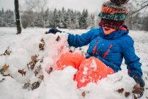 Канада, Онтарио, Мальчик играет на снегу — стоковое фото