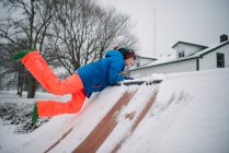 Canada, Ontario, Garçon jouant dans la neige — Photo de stock