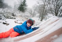 Канада, Онтарио, Мальчик играет на снегу — стоковое фото