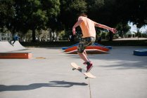 USA, California, San Francisco, Man skateboarding in skate park — Stock Photo