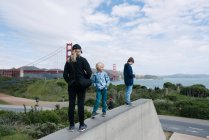 USA, California, San Francisco, Children standing on wall — Stock Photo