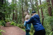USA, CA, San Francisco, Frère et sœur sur un sentier en forêt — Photo de stock