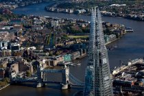 Великобритания, Лондон, Вид с воздуха на Осколок и Тауэрский мост — стоковое фото