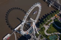 Regno Unito, Londra, Southbank, Vista ad alto angolo su London Eye e sul Tamigi — Foto stock