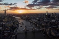 Великобритания, Лондон, Воздушный вид на Тауэрский мост и финансовый район на закате — стоковое фото