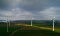 Nederland, Gelderland, Duiven, Vista aérea de aerogeneradores en campos - foto de stock