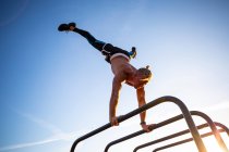 España, Mallorca, Hombre haciendo handstand en el gimnasio al aire libre - foto de stock