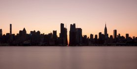 USA, NY, New York City, Midtown Manhattan vista do outro lado do rio ao pôr do sol — Fotografia de Stock
