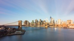 США, Нью-Йорк, Нью-Йорк, Лоуэр Манхэттен и Бруклинский мост — стоковое фото