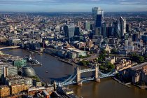 Великобритания, Лондон, Вид с воздуха на Тауэрский мост и финансовый район — стоковое фото