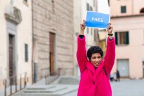 Італія, Тоскана, Пістоя, жінка в рожевому пальто, тримаючи знак — стокове фото