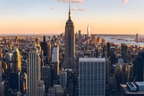 Небоскрёбы США, Нью-Йорка, Эмпайр Стейт Билдинг и Манхэттена на закате — стоковое фото