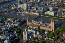 Великобритания, Лондон, Вид с воздуха на город и реку Темзу — стоковое фото